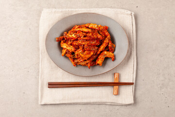  고추를 살짝 데쳐 찹쌀 풀을 바르고 바삭하게 말린 뒤에 기름에 튀긴 음식.
A dish made by lightly blanching chili peppers, coating them with glutinous rice paste, drying them until crispy, and then deep-frying them in oil.
