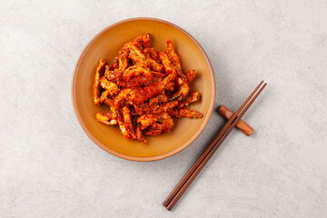  고추를 살짝 데쳐 찹쌀 풀을 바르고 바삭하게 말린 뒤에 기름에 튀긴 음식.
A dish made by lightly blanching chili peppers, coating them with glutinous rice paste, drying them until crispy, and then deep-frying them in oil.
