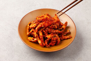  고추를 살짝 데쳐 찹쌀 풀을 바르고 바삭하게 말린 뒤에 기름에 튀긴 음식.
A dish made by lightly blanching chili peppers, coating them with glutinous rice paste, drying them until crispy, and then deep-frying them in oil.
