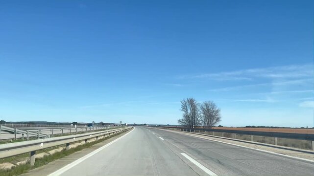 Coche circulando en carretera autopista a toda velocidad visto desde dentro desde conductor