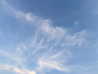 Obraz premium Clouds and the afternoon sky.