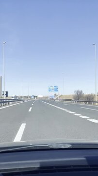 Coche en carretera desde interior en movimiento por autopista con visi&oacute;n de conductor al volante