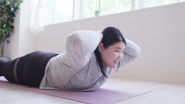 筋トレをする女性