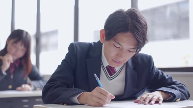 試験を受ける高校生