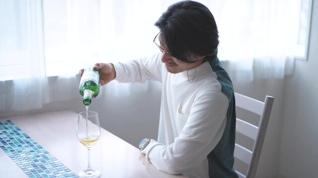 ワインを注ぐ男性