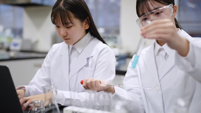 実験する学生