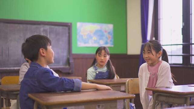 友達同士で会話をする小学生