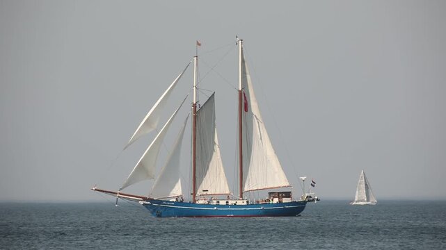 Ein Zweimaster Segelschiff auf Segelturn.