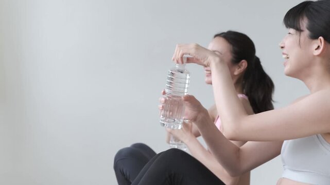水を飲む女性2人