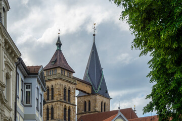 Obraz premium Unique Wooden Bridge Connecting Twin Towers of St Dionys Church in Esslingen am Neckar Germany Featuring Medieval Stone Masonry and Historic Architecture