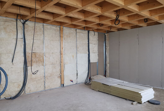 chantier int&eacute;rieur, isolants sur les murs et pladond caisson en bois