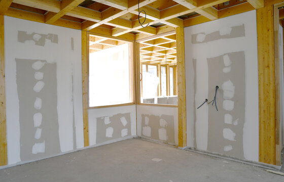 chantier int&eacute;rieur, plafond en treillis bois et murs en construction