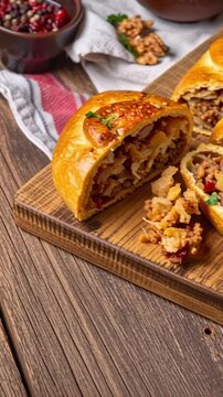 Pirog (gef&uuml;llter Hefekuchen)