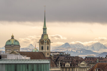 Obraz premium Skyline of Bern, Switzerland and Swiss Alps on Cloudy Day. View from Grosse Schanze 