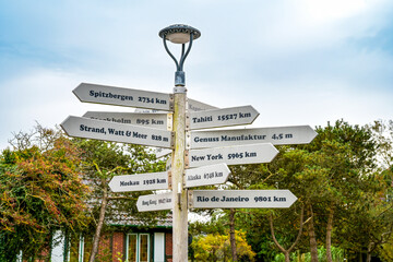 Wegweiser auf der Insel Langeoog