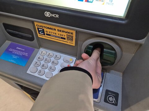 Bankomat do wydawania pieniędzy w got&oacute;wce. ATM