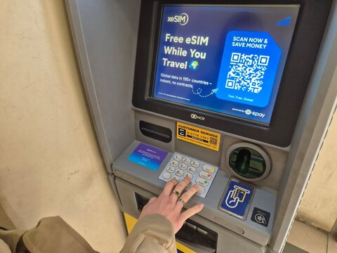 Bankomat do wydawania pieniędzy w got&oacute;wce. ATM
