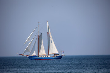 Fototapeta premium Ein Zweimaster Segelschiff auf Segelturn. 