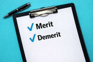 メリットとデメリットの比較検討や意思決定の場面で活用できるクリップボードとペンの写真