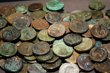 Sesterces hoard on black background © SoniaBonet