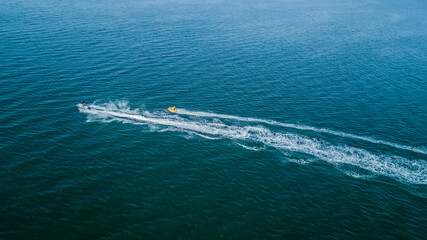 Naklejka premium Aerial view of jet ski in the ocean