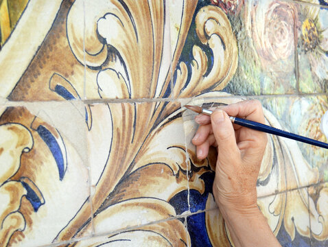 Reintegraci&oacute;n crom&aacute;tica de azulejos de un panel cer&aacute;mico. Trabajos de restauraci&oacute;n y conservaci&oacute;n de azulejos. Protecci&oacute;n del patrimonio cultural de la ciudad. Restauradora de bellas artes trabajando