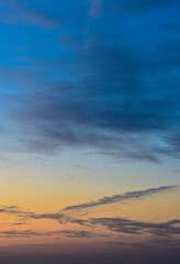 Obraz premium Soft pastel twilight sky with vertical blue and pink tones