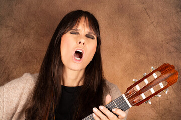 Singende Frau mit Gitarre