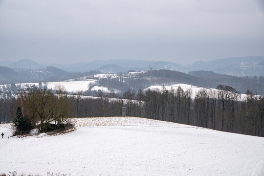 Schneebedeckte S&auml;chsische Schweiz mit Blick auf die Endlerkuppe bei Sebnitz