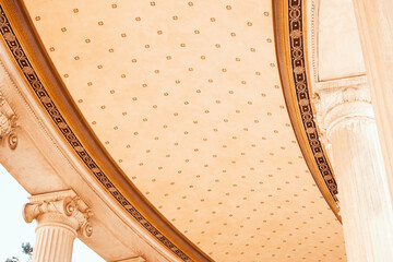 Obraz premium Elegant architectural ceiling with classical columns featuring ornate patterns