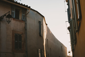 Naklejka premium Charming sunset in a narrow european street with rustic architecture