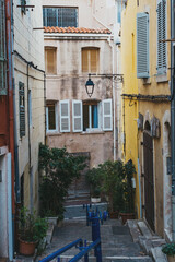 Obraz premium Charming mediterranean alley with colorful buildings and vintage street lamp in historical village