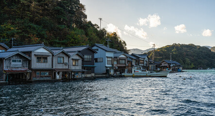 Obraz premium Beautiful late afternoon sight in Ine Bay, with the typical Funaya boat houses. Kyoto, Japan.