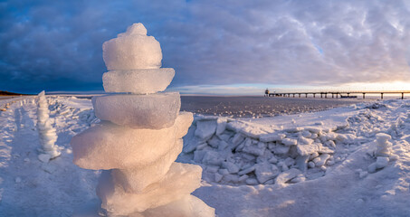 Zinnowitz – Seebrücke an der zugefrorenen Ostsee auf Usedom, Eisskulpturen am Strand bei Sonnenaufgang im Winter, seltenes Naturschauspiel © stylefoto24