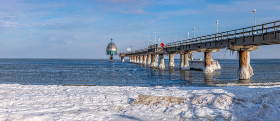 Zinnowitz – Seebrücke an der zugefrorenen Ostsee auf Usedom, Eisskulpturen am Strand bei Sonnenaufgang im Winter, seltenes Naturschauspiel © stylefoto24