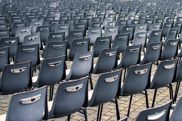 Plastikowe krzesła na Placu Świętego Piotra w Watykanie