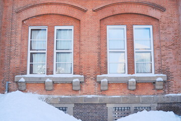 雪景色に佇むレトロなレンガ造りの建物 - 冬の静寂と温もり