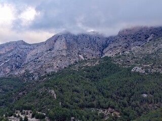 Obraz premium Imposing rock faces with swirling fog provide perfect setting for exploration and scientific investigation
