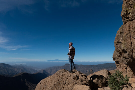 man in te Roque Nublo peak