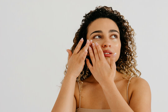 Young model placing under eye patches