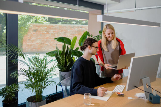 Team Collaboration in Modern Office