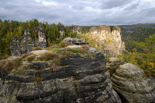 Krasse Felsen im herbstlichen Sonnenlicht an der Basteibr&uuml;cke