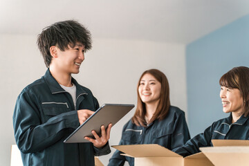 運送・物流・宅急便・宅配便・流通・配達・宅配業者の行程管理をする作業着姿の男性スタッフ