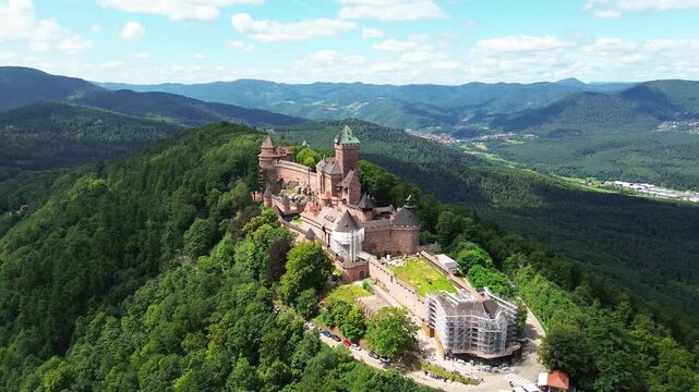 Vue a&eacute;rienne du Ch&acirc;teau du Haut-Koenigsbourg monument historique en Alsace
