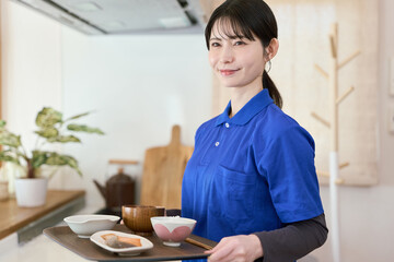 訪問介護で食事のサポートをする介護士