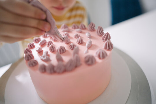 Process of decorate a cake
