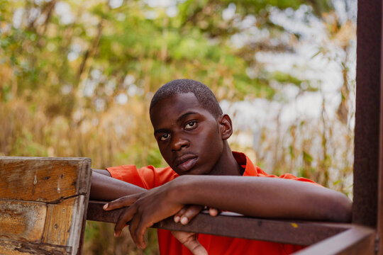 Model resting on a metal piece