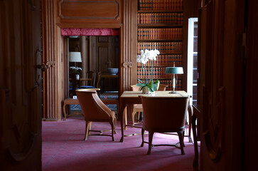 クラシックな木製書棚とアンティーク家具が並ぶエレガントな洋館の書斎