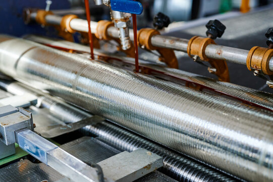 Efficient glue-spreading machine ensuring precise application in industrial production