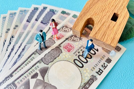 不動産とお金のイメージ　夫婦と不動産屋